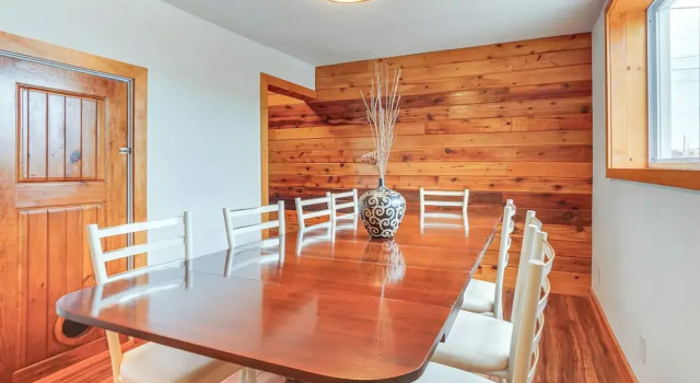 1 Mi to Shore: Lake Michigan Retreat w/ Game Room!, Book Feriehus Hoteller i Two Rivers med parkering, Parkering