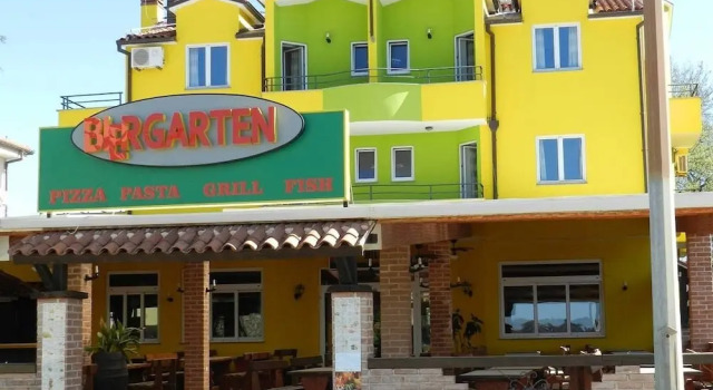 Hotel Hilde Yellow House, Забронировать Отель Отели Медулин с бассейном, Бассейн