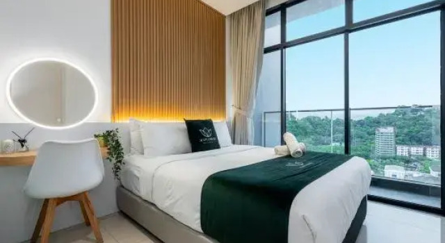 Двухместный люкс Premier с балконом и с видом на город The Shore Premier Suites Kota Kinabalu
