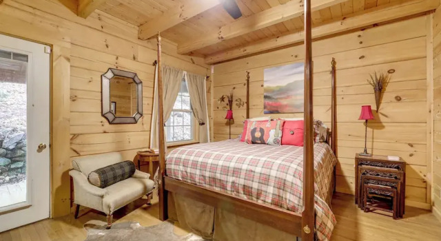 Creekside Cabin in the Heart of Maggie Valley
