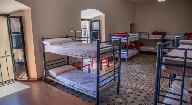 Кровать в общем номере Albergue Santa Ana