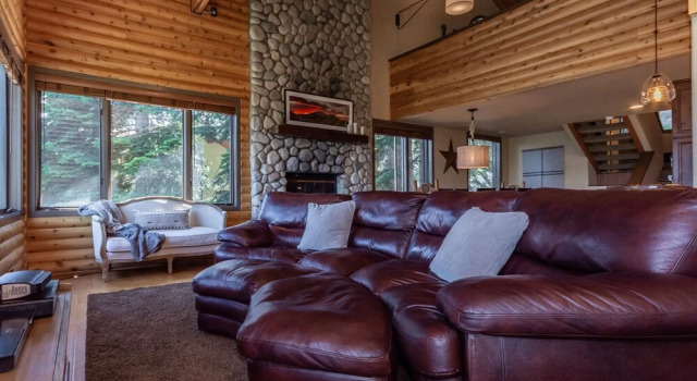 Bridges Townhome 11 Pet-Friendly Deluxe Townhome with Private Hot Tub and Stones throw to slopes by RedAwning