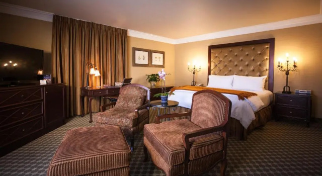 Двухместный люкс с балконом и с видом на город Best Western Plus Sunset Plaza Hotel