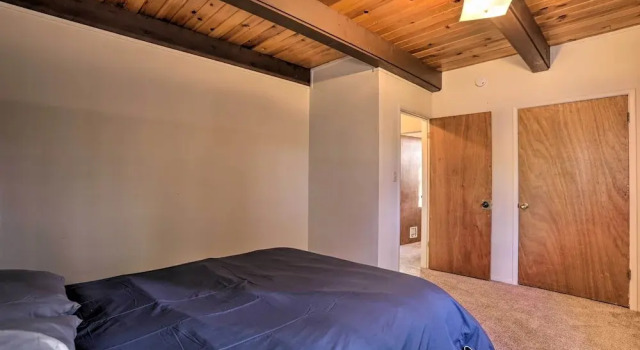 4-season Tahoe Hideaway: 1 Block to Biking!
