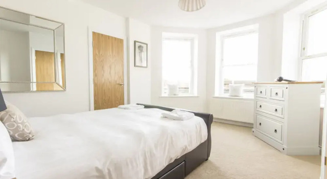 1 Bed- Captain's Quarters by Pureserviced, Забронировать Отель Плимут Девон, рядом с Cathedral Church of St Mary and St Boniface