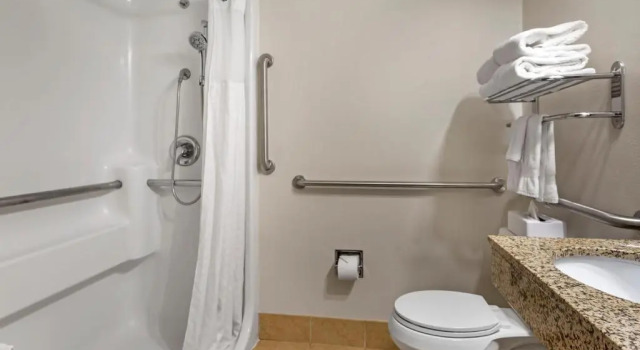 Номер Standard Quality Inn Logan near University