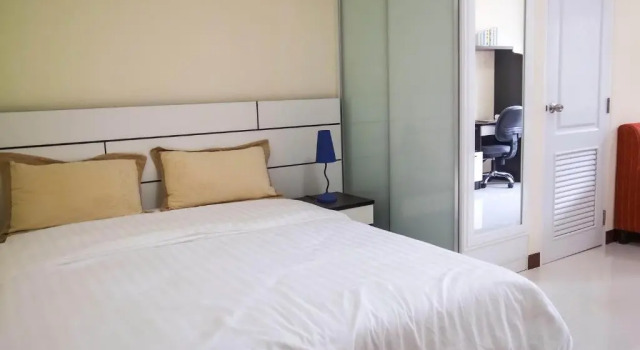 Апартаменты Standard Charming Resident near BTS Ekkamai Station
