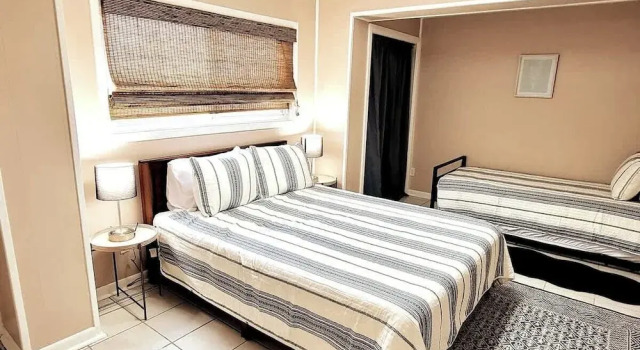 Коттедж с балконом и рядом с пляжем Madre Azul Bay House