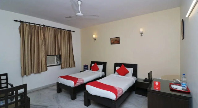 Двухместный номер Standard с балконом OYO 595 Hotel Aravali View
