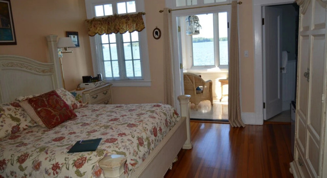 Люкс с балконом и с видом на озеро Lake George Boathouse Waterfront Lodging