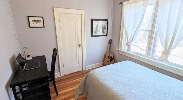 Charming 4 BR W/ Hot Tub 3 Kings Walk to Downtown, Забронировать Отель Блумингтон Индиана, рядом с Cook Family Health Center