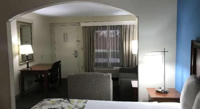 Двухместный номер Standard с балконом Best Western Inn & Suites Monroe