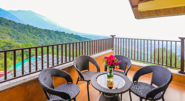 Люкс Deluxe с балконом Regenta Resort Exotica Dharamshala on Hilltop