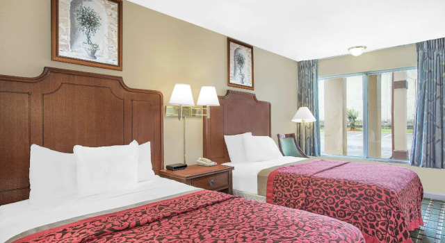 Четырёхместный номер Standard Days Inn by Wyndham Meridian