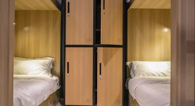 Кровать в общем номере (мужской номер) Sanya IPK BACKPACKERS HOSTEL