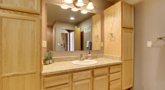 Spacious Canyon Ferry Lake House With Bar & Views!, Book Feriehus Sommerhuse i Montana, Hytte