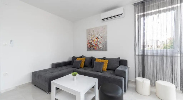 Villa Star 3. centrally located ap. with a pool, Забронировать Вилла Коттеджи Новалья, Коттедж