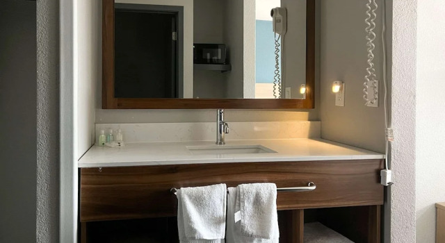 Двухместный люкс Howard Johnson by Wyndham Portland Airport