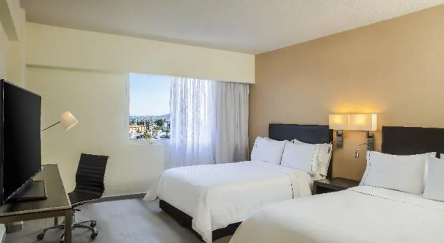 Четырёхместный номер Superior с балконом Fiesta Inn Guadalajara Expo