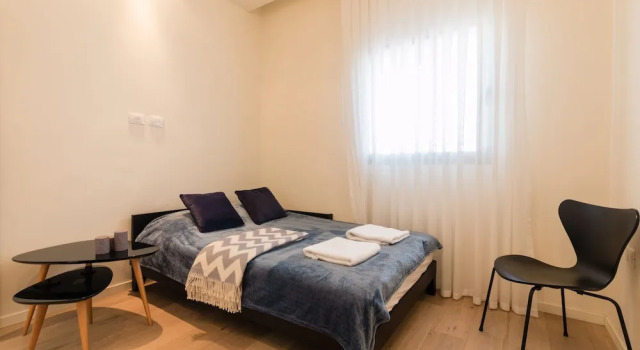 Live like Royalty in TLV DLX 2 Floor Apt, Забронировать Апартаменты/квартира Отели Тель-Авива с парковкой, рядом с Пляж Иерусалим, Парковка