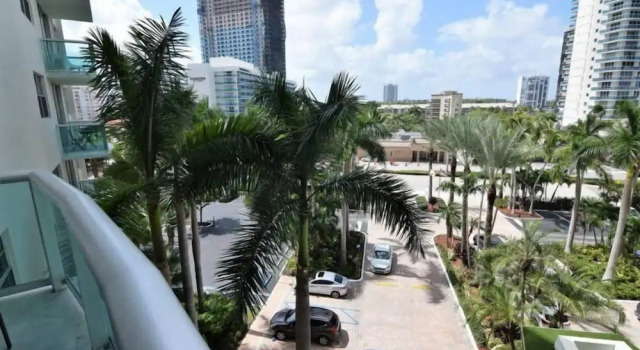 Коттедж с балконом Hallandale Condo, Partial Ocean View Direct Beach and Pool Access Hollywood Beach