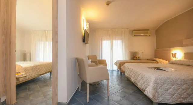 Четырёхместный номер Standard с балконом Hotel Riel