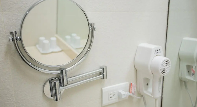 Трёхместный номер Standard с балконом Jiuwu Hotel