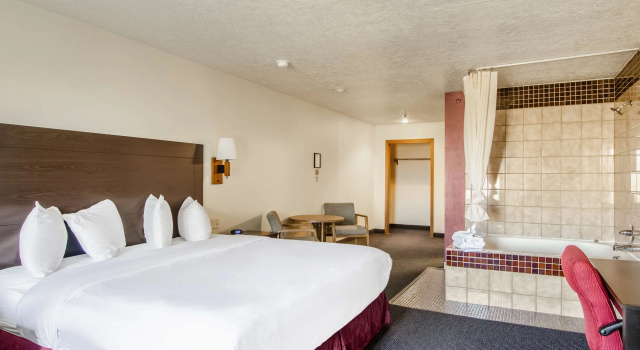 Двухместный люкс Jetted Tub Americas Best Value Inn & Suites Ft Collins E at I-25