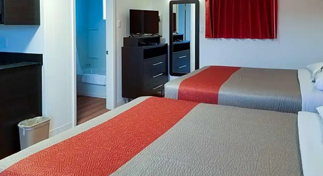 Четырёхместный люкс Motel 6 Cranbrook