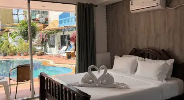 Люкс с видом на бассейн Baan Kasemsuk Guesthouse