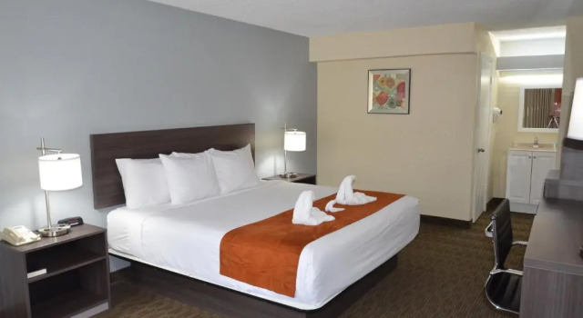 Двухместный номер Standard Days Inn & Suites by Wyndham Orlando Airport