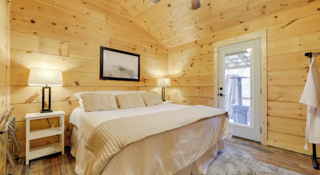 2 Units w/ Decks & Fire Pit: Cosby Getaway, Book Feriehus Sommerhuse i Newport, Hytte