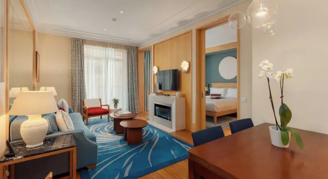 Двухместная студия люкс с балконом и с видом на бассейн Regent Porto Montenegro