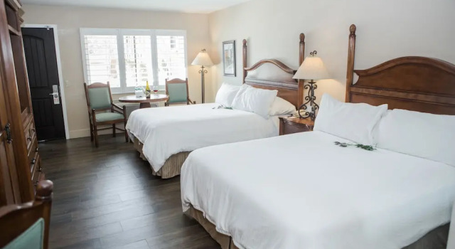 Четырёхместный номер Deluxe Casa Ojai Inn