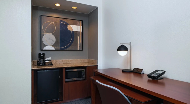 Люкс Courtyard by Marriott Dallas Richardson at Spring Valley