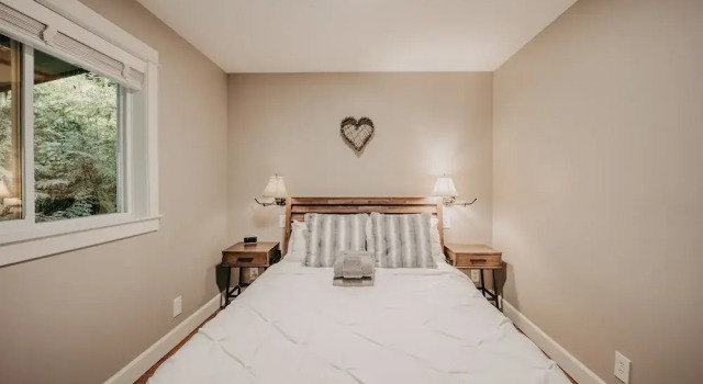 69sl - Upscale - Hot Tub - Wi-fi - Bbq - Sleeps 8 4 Bedroom Cabin by Redawning, Buchen Sie Ferienhaus Glacier USA
