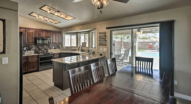 Коттедж 1 Mi to Lake: Home w/ Pool & Views in Lake Havasu