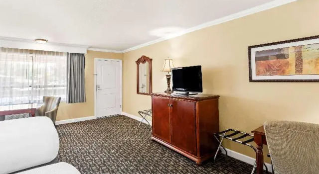 Четырёхместный номер Standard с балконом Best Western Miners Inn Yreka