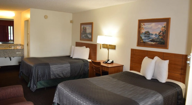 Четырёхместный номер Standard Value Inn - Livonia
