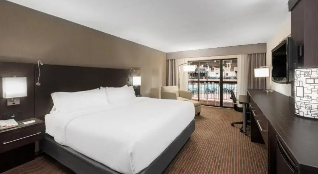 Номер Standard с видом на бассейн Holiday Inn At Six Flags Saint Louis by IHG
