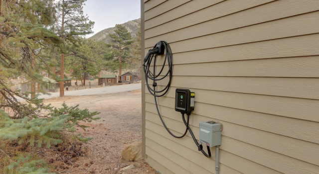 Коттедж с 4 комнатами 2 Mi to Downtown: Home w/ Hot Tub in Estes Park!