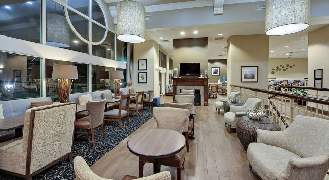 Hampton Inn Myrtle Beach Broadway at the Beach, Забронировать Отель Отели Миртл-Бич с парковкой, рядом с Спортивный центр Миртл-Бич, Парковка