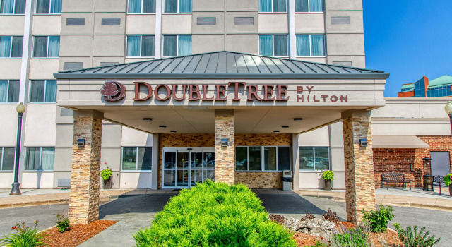 DoubleTree by Hilton Neenah, Rezerwuj Hotel Hotele w Neenah z parkingiem, Parking