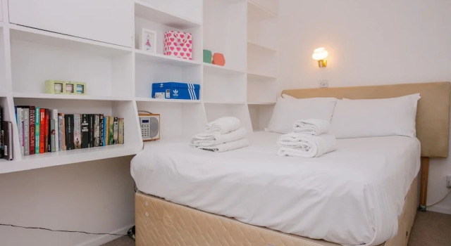 Studio Apartment in Putney With Balcony Sleeps 2, Varaa Huoneisto Asunnot kohteessa Merseyside, Huoneisto