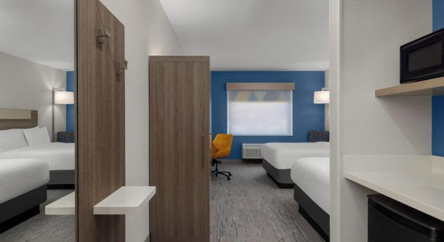 Четырёхместный номер Standard Holiday Inn Express And Suites Huntsville Northeast by IHG