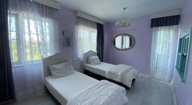 Splendid Villa With Private Pool and Fireplaces Surrounded by Nature in Sapanca, Varaa Villa Hotellit Marmara-alue pysäköinnillä, Pysäköinti