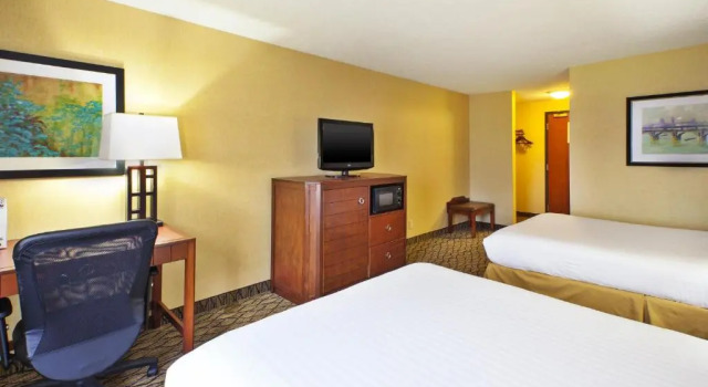 Четырёхместный номер Standard Holiday Inn Express Hotel & Suites - Belleville Area by IHG