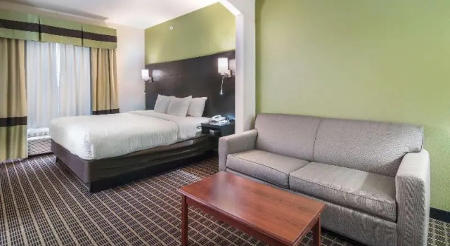 Двухместный люкс с балконом Clarion Inn & Suites Weatherford South