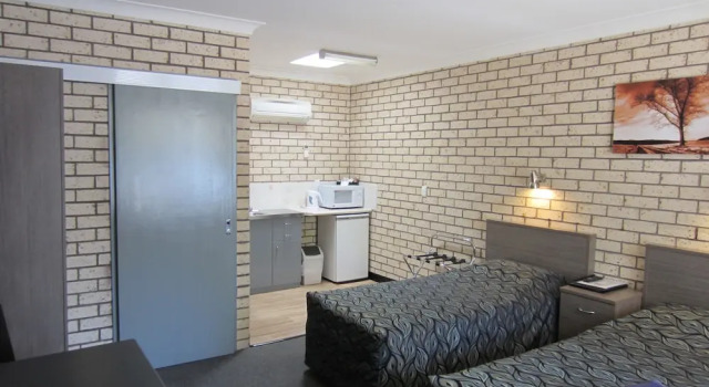 Двухместный номер Standard c 1 комнатой Cowra Crest Motel