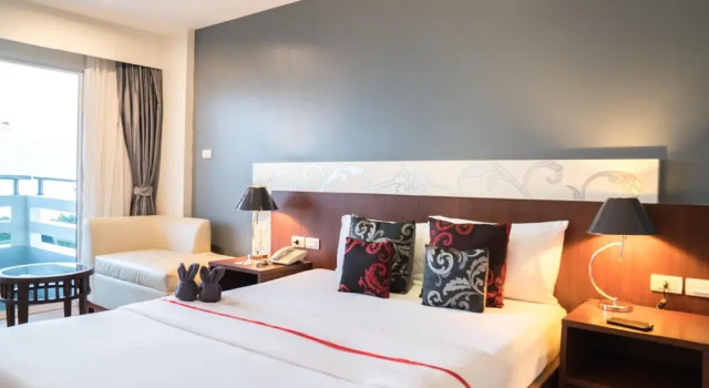 Beachfront Hotel, a high level of experience!, Забронировать Отель Джомтьен-Бич Паттайя
